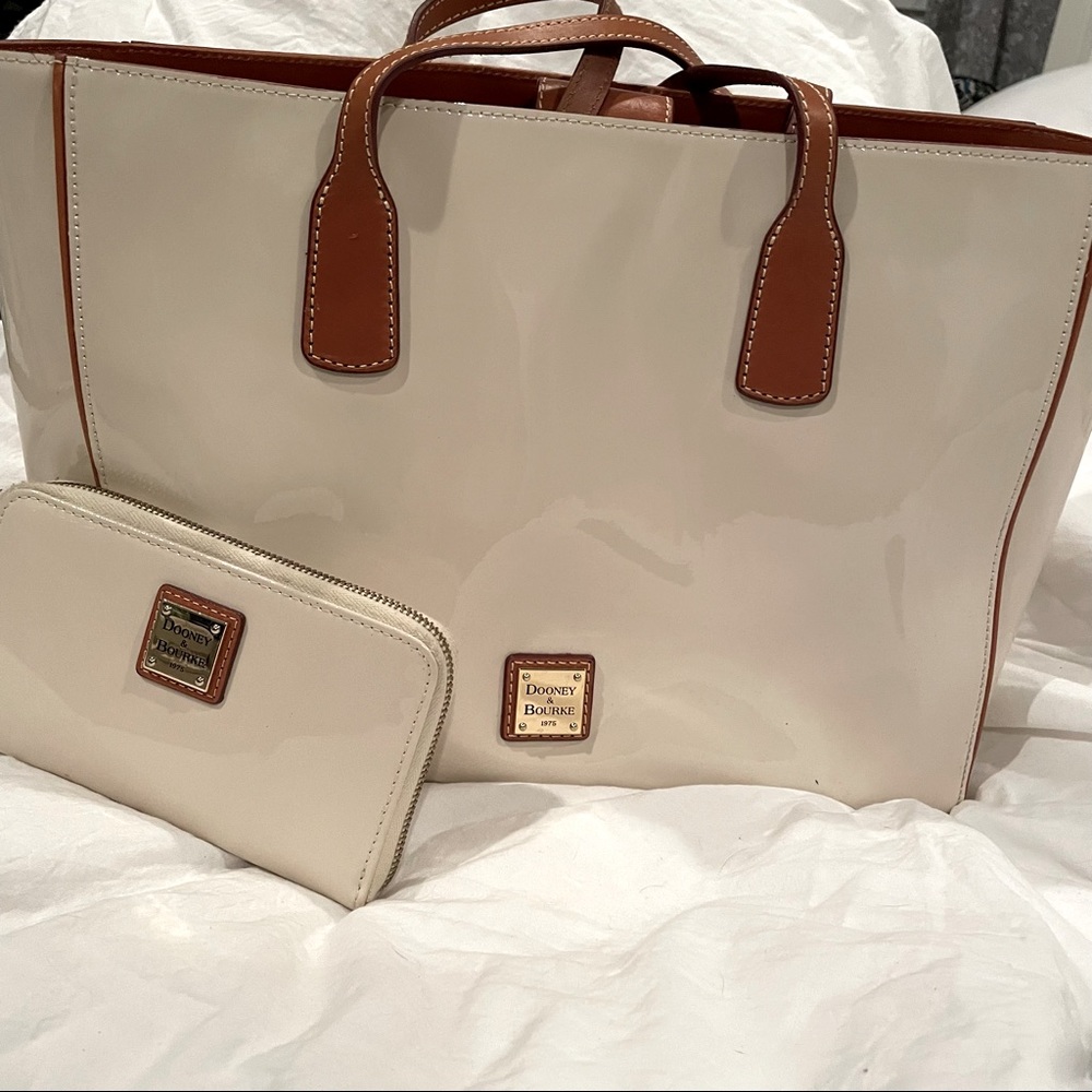 DOONEY & BOURKE Ashton Tote/Wallet Set